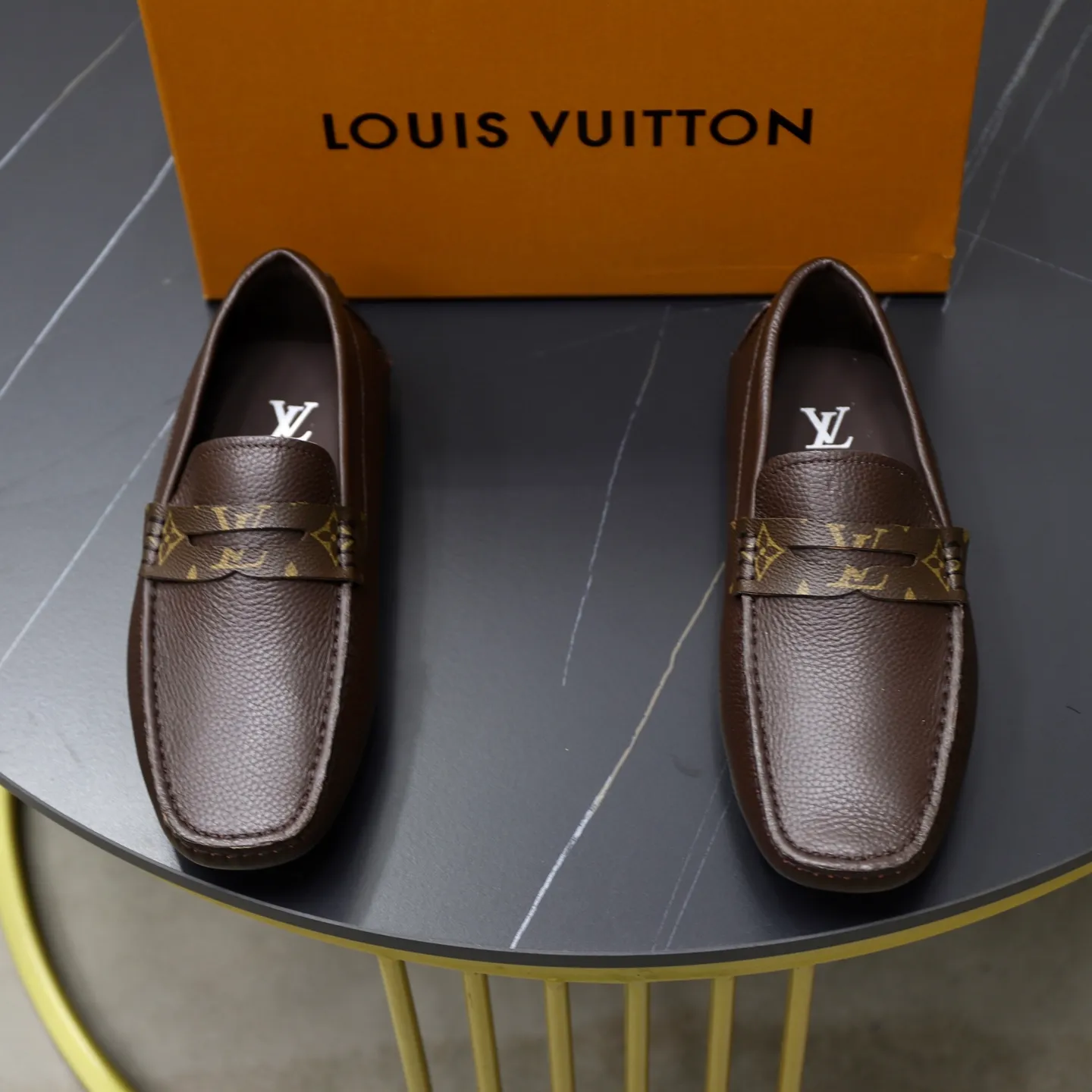 Ex-factory price: 460💰【LV】Louis Vuitton ⚠️High-end men’s driving and pedal series ⚠️38-44 (customized for 45) ⚠️All original cowhide leather! Thick and soft! Made entirely of calfskin lining! Rubber sheet anti-slip beanie sole! Three-dimensional package technology! Fashionable and classic! Handicrafts! Original high quality! Feel free to compare!
